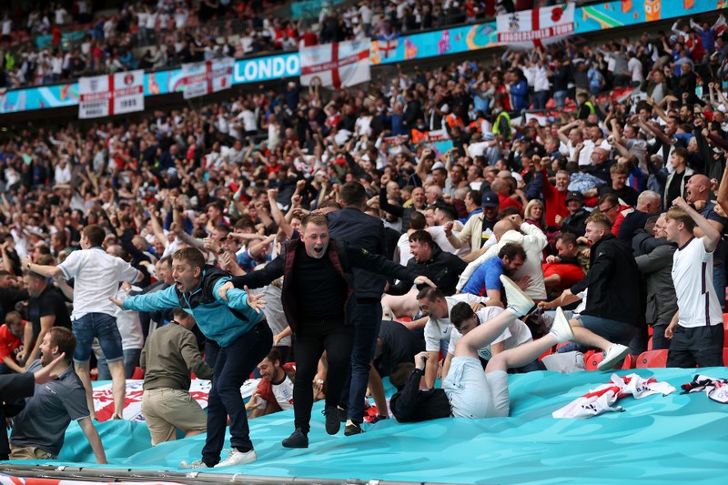 Fan Anh thú nhận 5000 người không vé vào sân Wembley bằng “cửa” hối lộ và... - ảnh 3