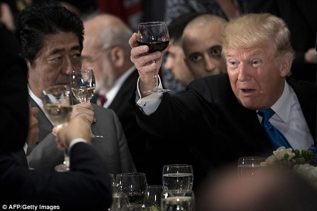 Bí mật bên trong ly rượu của Tổng thống Trump - ảnh 2