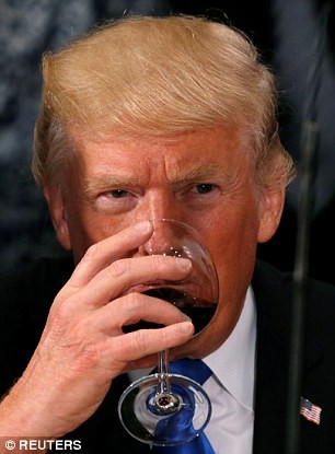 Bí mật bên trong ly rượu của Tổng thống Trump - ảnh 3