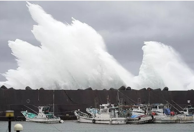 Siêu bão Hagibis bắt đầu tàn phá Nhật Bản - ảnh 4