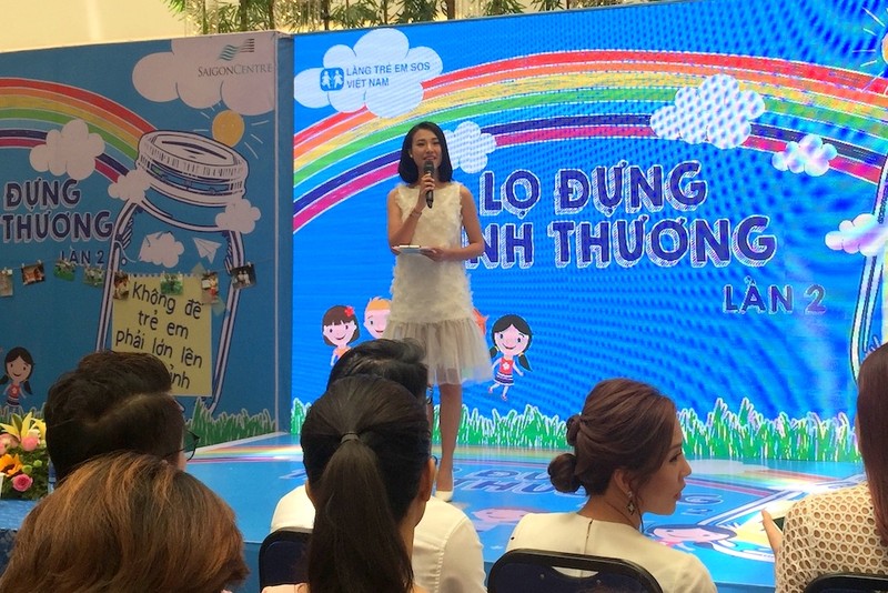 Gia đình MC Phan Anh đỡ đầu 10 trẻ Làng trẻ em SOS - ảnh 3