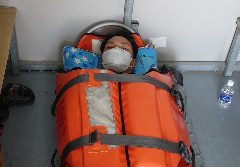 Khẩn cấp cứu ngư dân ngã bất tỉnh trên tàu cá ở Hoàng Sa - ảnh 1