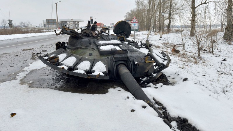 Dân Ukraine dỡ bỏ biển báo chỉ đường, thề sẽ đưa lính Nga 'xuống thẳng địa ngục' - ảnh 1