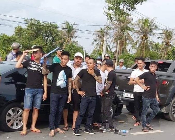 Đang khám nhà chủ doanh nghiệp gọi Giang ‘36’ vây xe công an - ảnh 2