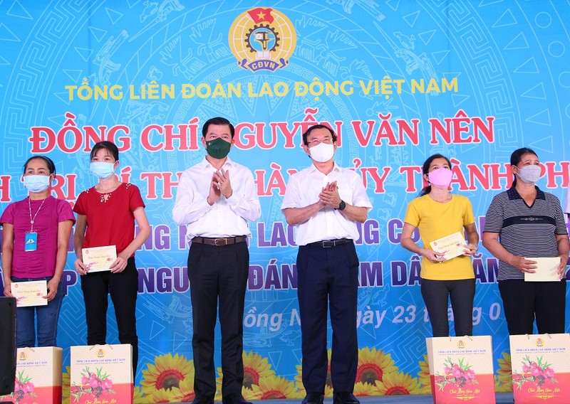 Bí thư Thành ủy TP.HCM tặng quà Tết cho công nhân ở Đồng Nai - ảnh 1