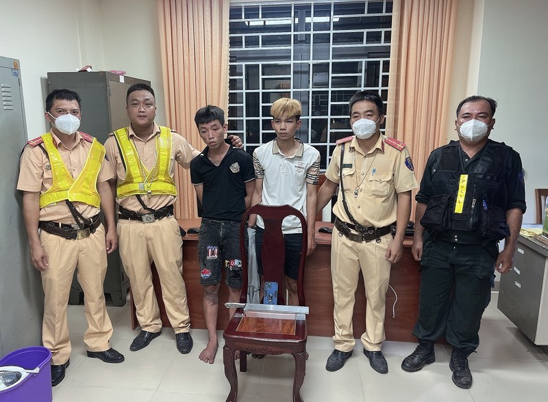 CSGT Đồng Nai truy bắt 2 tên cướp có hung khí nguy hiểm trong đêm - ảnh 1