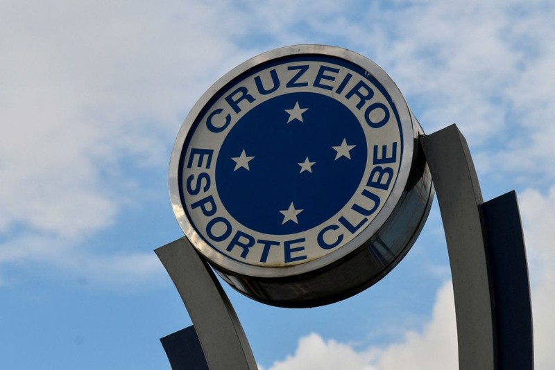 'Gã chủ tịch béo' bị fan Cruzeiro 'ném đá' tơi tả - ảnh 1