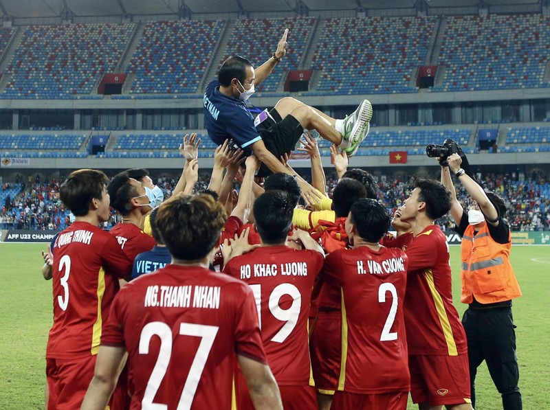 Chùm ảnh U-23 VN đăng quang Đông Nam Á tại Morodok sau khi đánh bại Thái Lan - ảnh 4