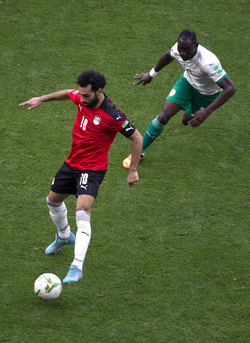 Salah bị chiếu laser khi sút phạt khiến Ai Cập mất vé dự World Cup - ảnh 1