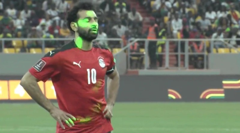 Salah bị chiếu laser khi sút phạt khiến Ai Cập mất vé dự World Cup - ảnh 2