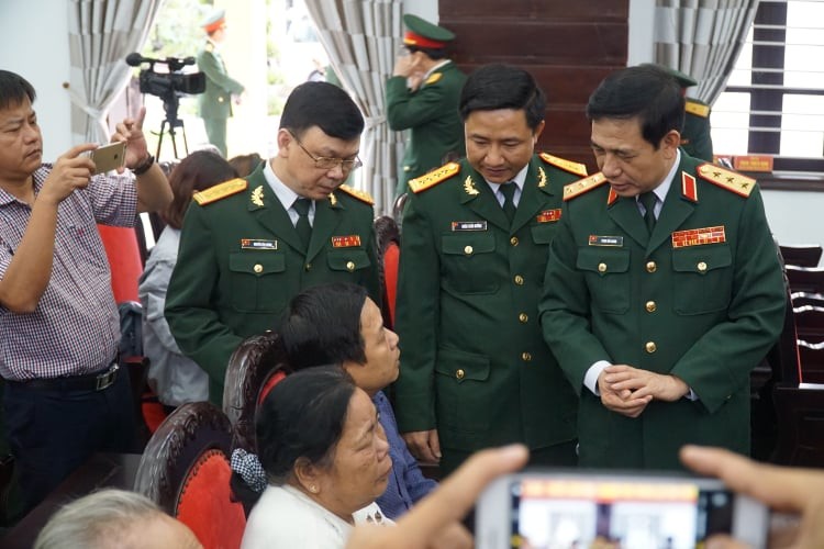 Tướng Phan Văn Giang nghẹn ngào tại buổi họp báo 13 liệt sĩ  - ảnh 2