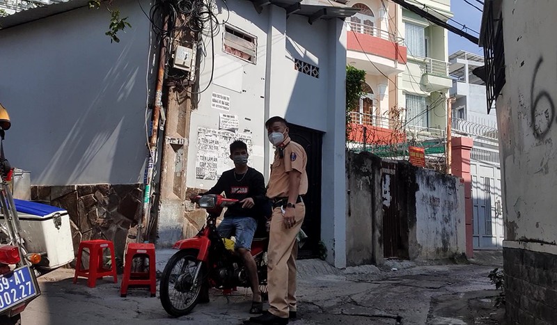 3 công an Phú Nhuận bị ném ‘bom xăng' phải nhập viện cấp cứu - ảnh 1