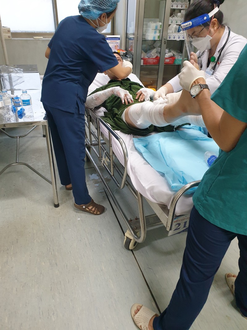 3 công an Phú Nhuận bị ném ‘bom xăng' phải nhập viện cấp cứu - ảnh 3