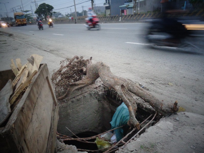 Cặp hố ga nguy hiểm chực chờ người đi đường - ảnh 1