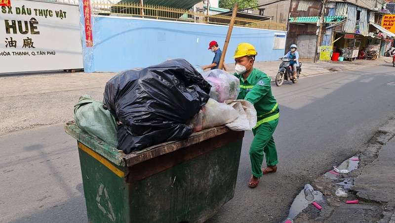 Loay hoay xử lý rác thải của F0 cách ly tại nhà - ảnh 1