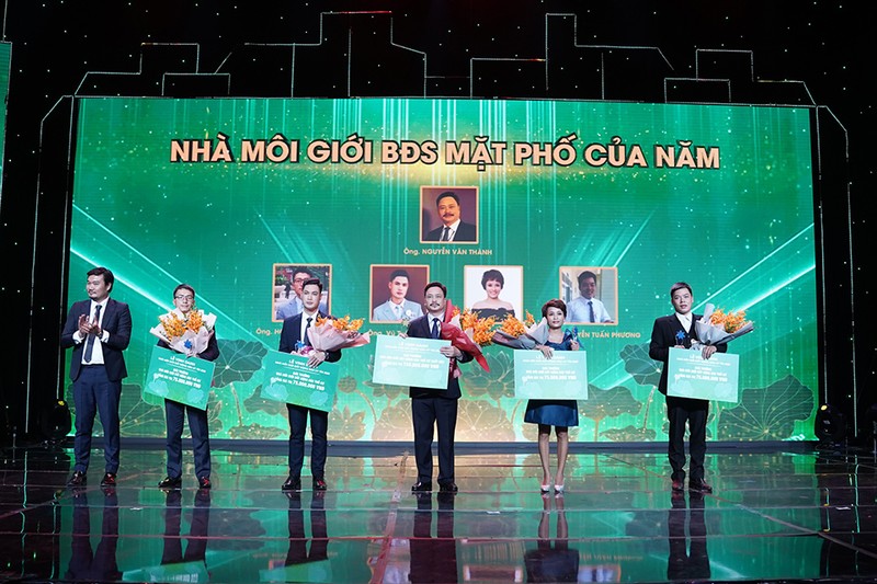 Vinh danh 32 nhà môi giới bất động sản uy tín năm 2021 - ảnh 1