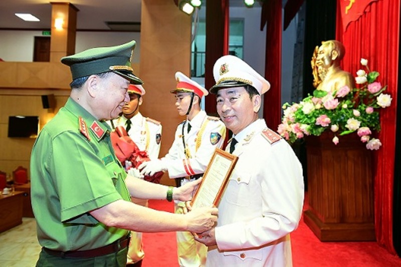 Thứ trưởng Bộ Công an được thăng cấp bậc hàm Trung tướng - ảnh 1