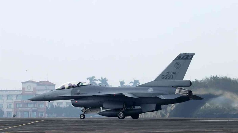 Đài Loan ngưng huấn luyện F-16 của Mỹ sau khi một chiếc đâm xuống Biển Đông - ảnh 1