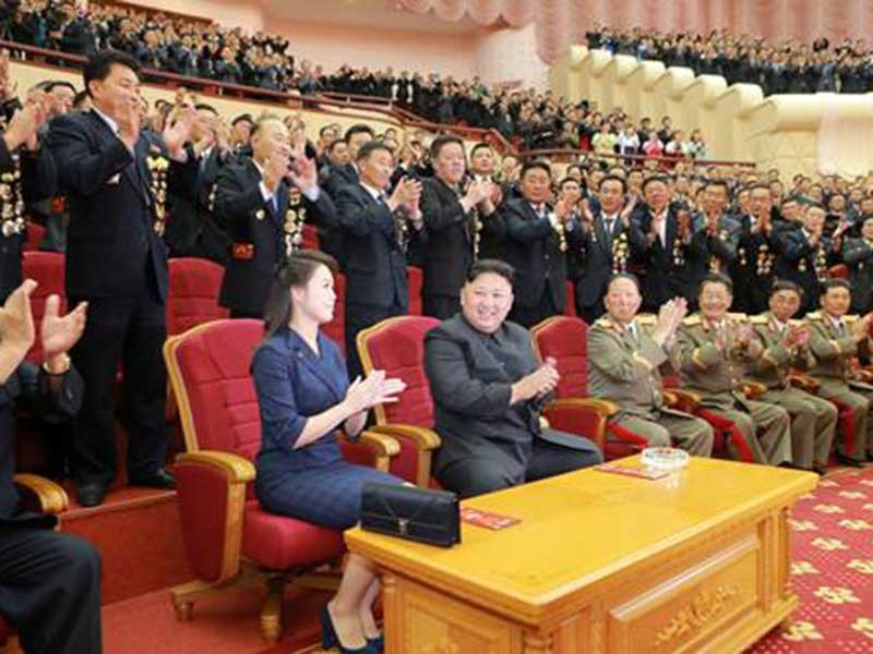 Phu nhân ông Kim Jong-un tái xuất hiện tại đại tiệc - ảnh 1