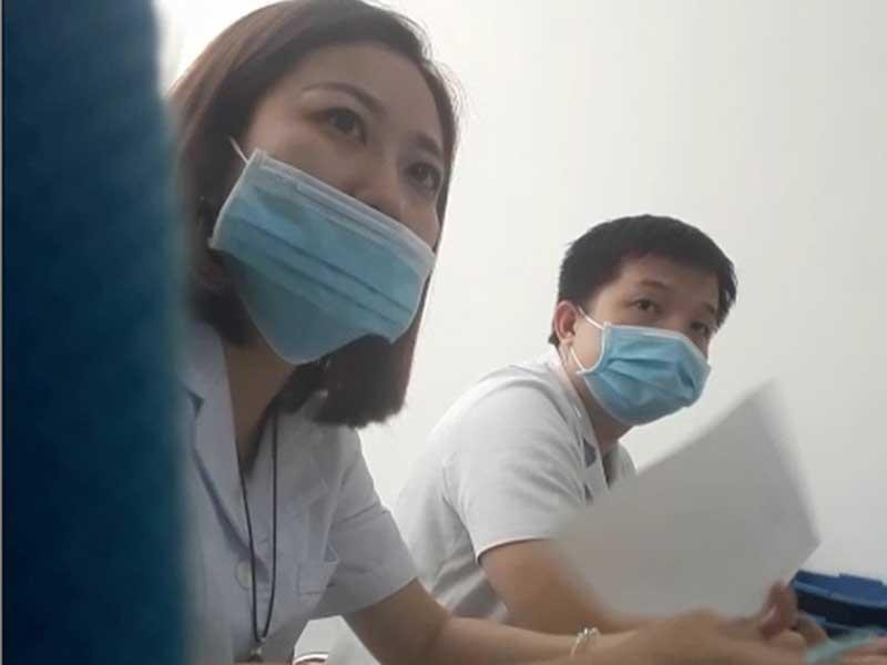 Phòng khám Trung Quốc: Cho phiên dịch khám bệnh, moi tiền - ảnh 2