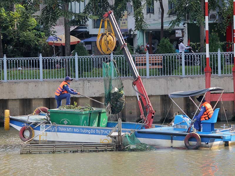 Sông Sài Gòn ngập trong rác thải nhựa - ảnh 1