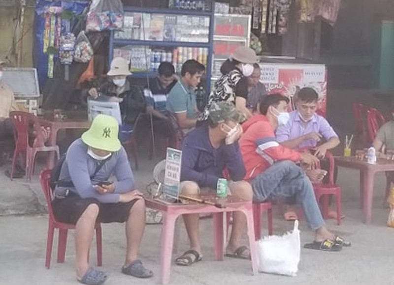 Người dân và du khách mắc kẹt ở Cù Lao Chàm vì ca nô không được xuất bến - ảnh 2