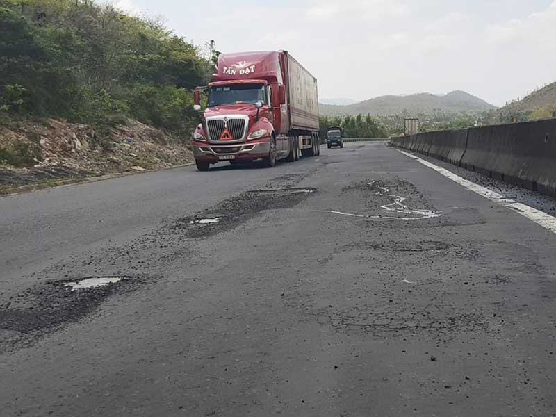 Đang sửa quốc lộ 1 qua Phú Yên bị hư hỏng - ảnh 1