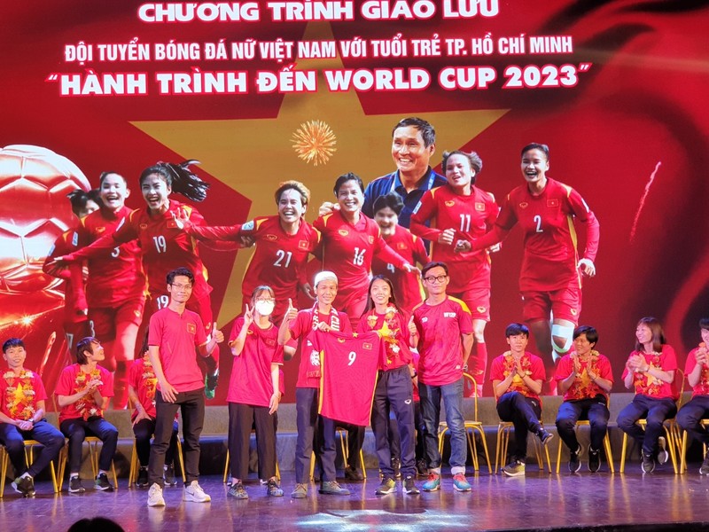 Người hâm mộ hào hứng giao lưu với Đội tuyển bóng đá nữ Việt Nam - ảnh 4