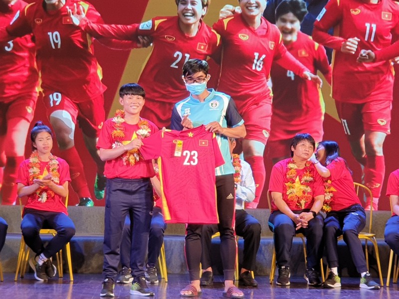 Người hâm mộ hào hứng giao lưu với Đội tuyển bóng đá nữ Việt Nam - ảnh 5