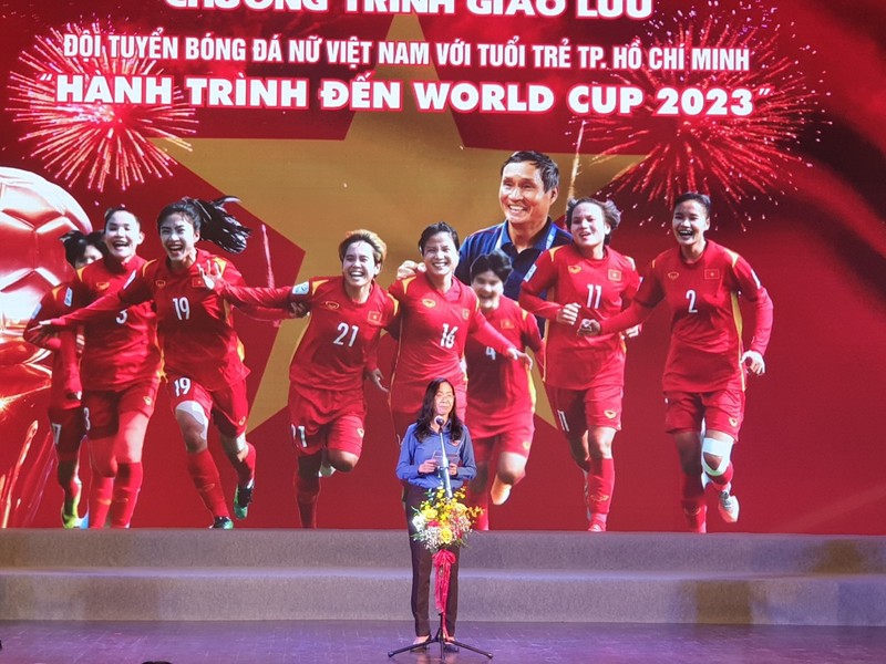 Người hâm mộ hào hứng giao lưu với Đội tuyển bóng đá nữ Việt Nam - ảnh 2
