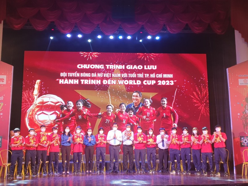 Người hâm mộ hào hứng giao lưu với Đội tuyển bóng đá nữ Việt Nam - ảnh 1