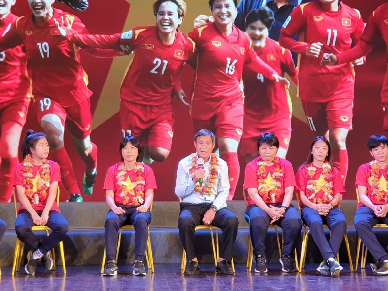Người hâm mộ hào hứng giao lưu với Đội tuyển bóng đá nữ Việt Nam - ảnh 3