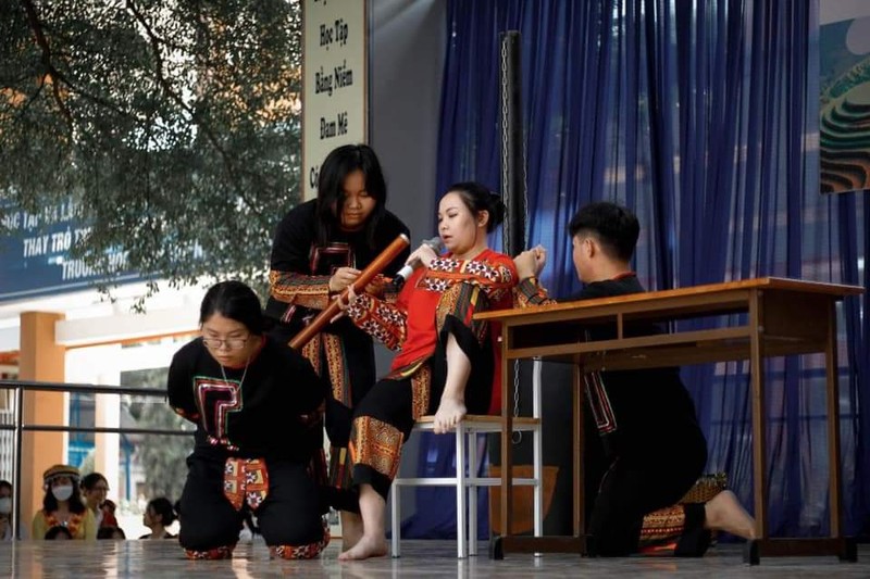 Nhấn vào ảnh để phóng to Vở kịch độc đáo lấy cảm hứng từ Vợ chồng A Phủ của học sinh lớp 12 - ảnh 2
