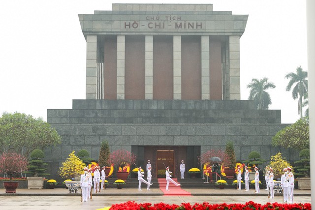 Lãnh đạo Đảng, Nhà nước vào Lăng viếng Chủ tịch Hồ Chí Minh dịp Tết Nhâm Dần - ảnh 1