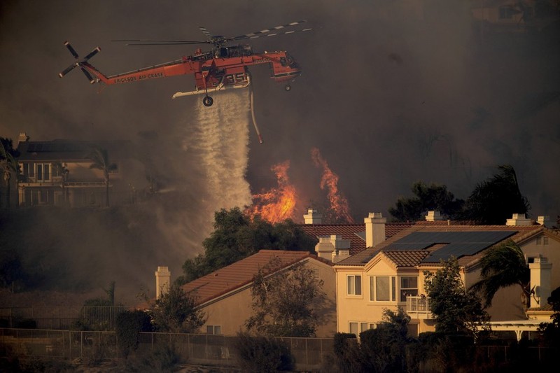 Cháy rừng ở California, hàng trăm ngàn người phải sơ tán - ảnh 1