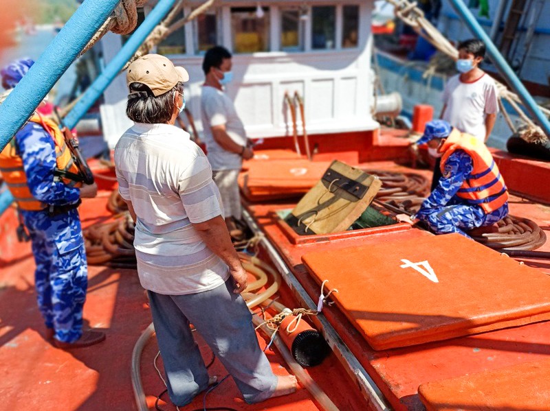 Bắt tàu cá chở 50.000 lít dầu chưa rõ nguồn gốc trên vùng biển Tây Nam - ảnh 1