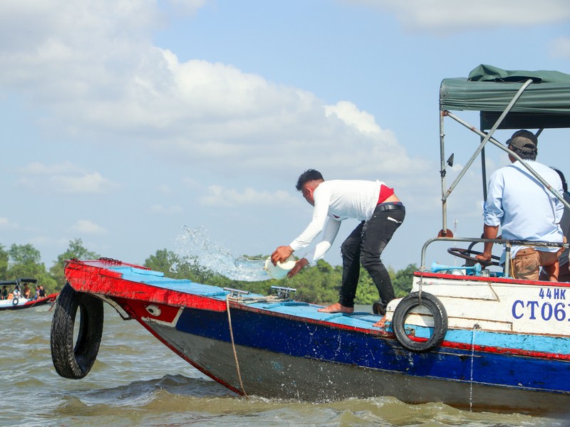 Độc đáo lễ tống ôn, tống gió ở Xóm Chài Cần Thơ - ảnh 10