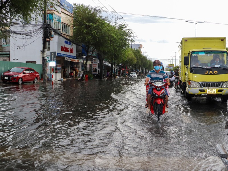 Nhiều đường ở Cần Thơ ngập nước sau cơn mưa trái mùa - ảnh 1