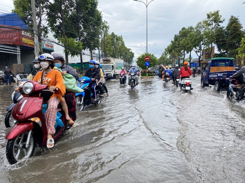 Nhiều đường ở Cần Thơ ngập nước sau cơn mưa trái mùa - ảnh 5