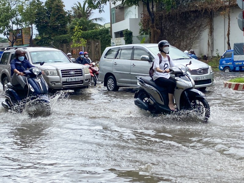 Nhiều đường ở Cần Thơ ngập nước sau cơn mưa trái mùa - ảnh 6