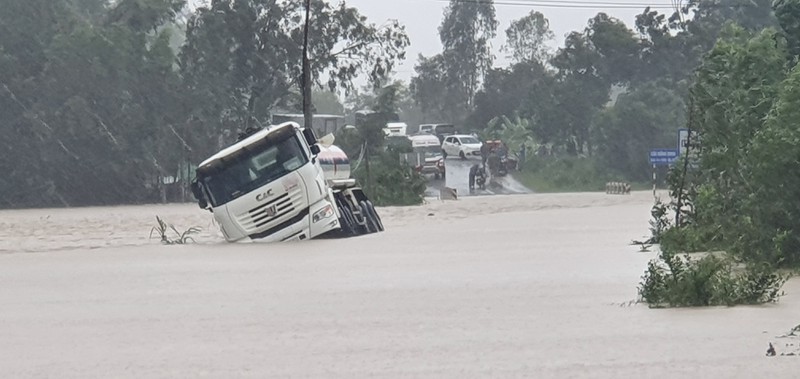 4 người chết, sơ tán hàng ngàn người vì mưa lũ ở Nam Trung bộ - ảnh 1
