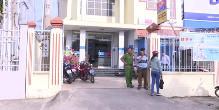 Một vụ cướp ngân hàng táo tợn ở Vĩnh Long - ảnh 2