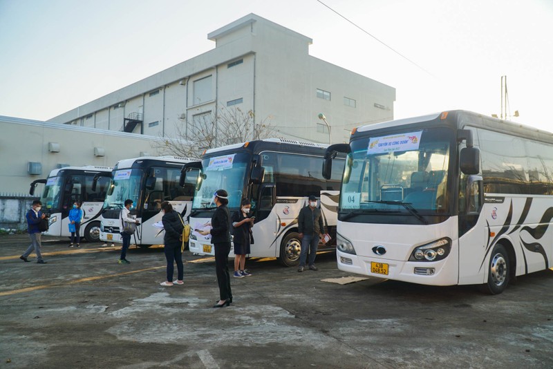 Đà Nẵng đưa hàng ngàn công nhân về quê đón Tết trên những chuyến xe miễn phí - ảnh 1