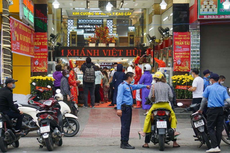 Ngày Thần Tài: Tiệm vàng ở Đà Nẵng nơi đông đúc, nơi lèo tèo - ảnh 7