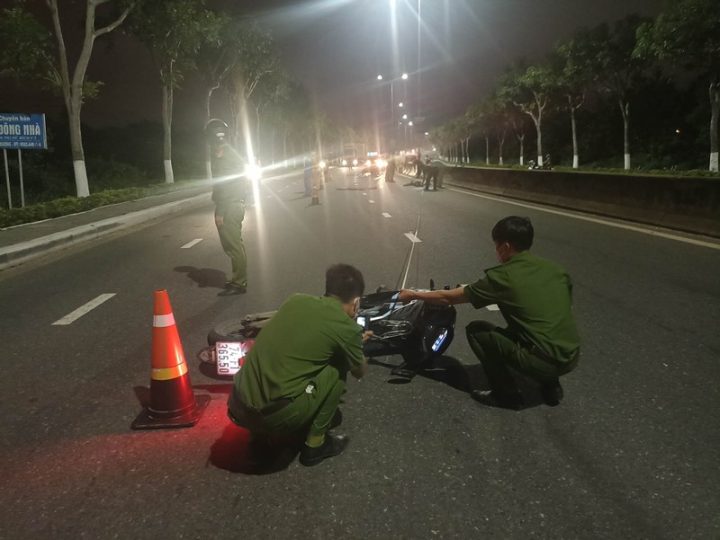 Tông vào dải phân cách, một nam thanh niên tử vong - ảnh 1