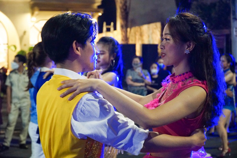 Hơn 260 vũ công nhảy rumba, tango... tại vũ hội đường phố Đà Nẵng - ảnh 7