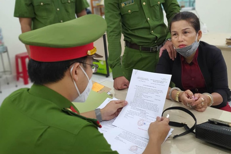 Đà Nẵng: Người phụ nữ bị bắt vì nhận tiền 'chạy' sổ đỏ - ảnh 1