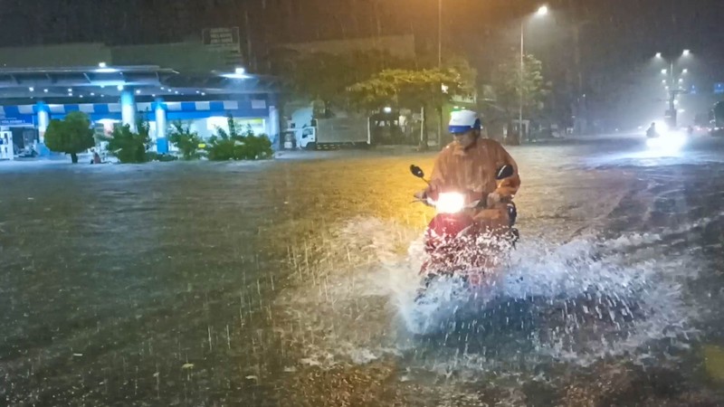 Đường phố Đà Nẵng ngập chưa từng thấy, nhiều phương tiện chết máy trong đêm - ảnh 7