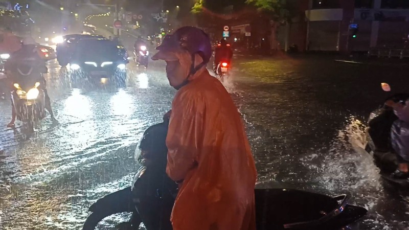 Đường phố Đà Nẵng ngập chưa từng thấy, nhiều phương tiện chết máy trong đêm - ảnh 5
