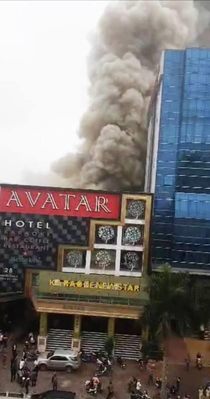 Đang cháy lớn ở khu khách sạn, karaoke, quán bar Nghệ An - ảnh 3